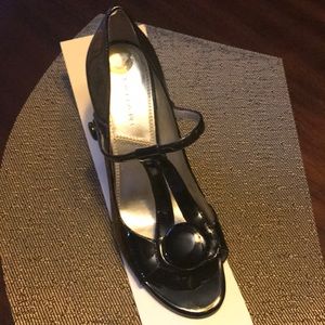 Tahari black patent leather shoes